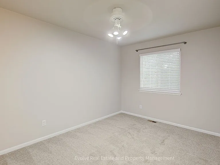 9641 Cove Creek Dr — Photo 22