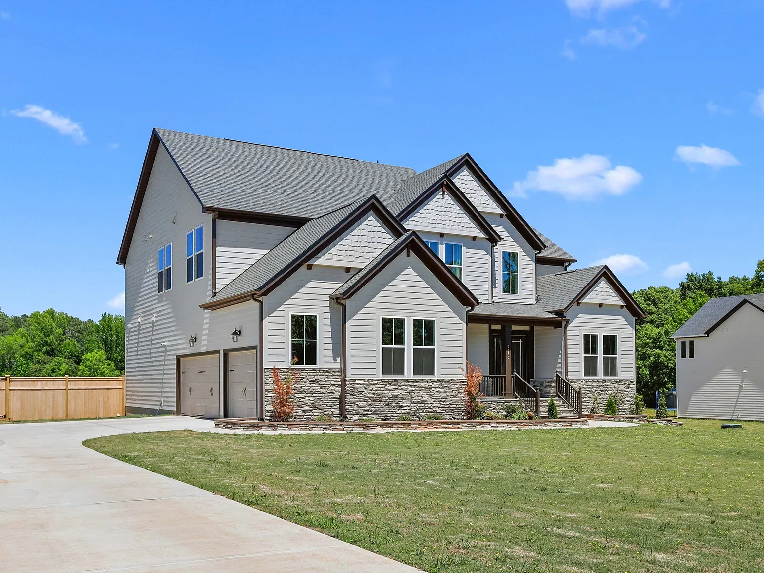 5 bed, 3867 sqft, $4,900 — Photo 2