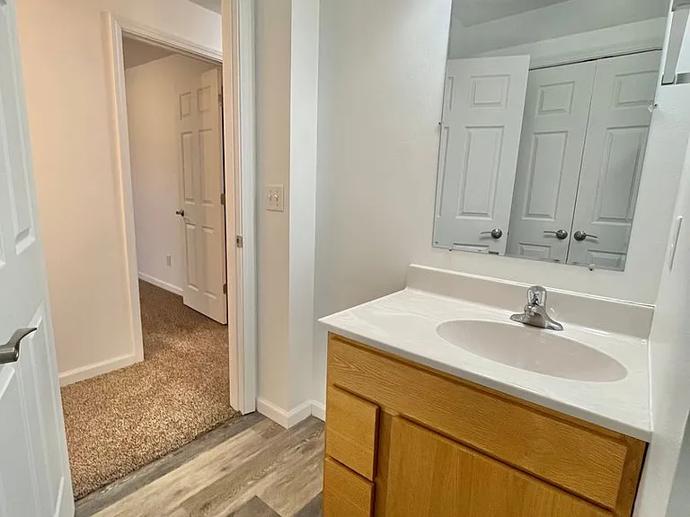 815 W 11th St — Photo 10