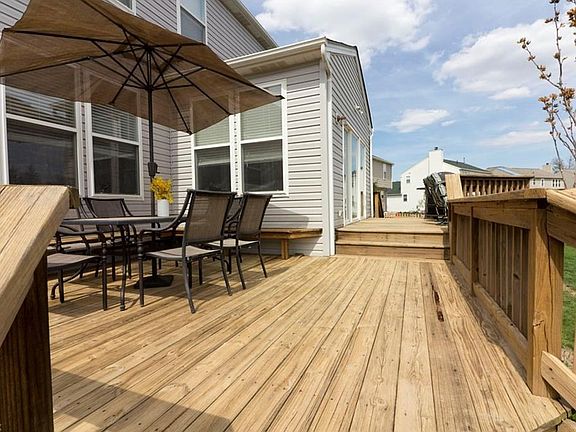 Who doesn't love a relaxing deck for summertime fun !