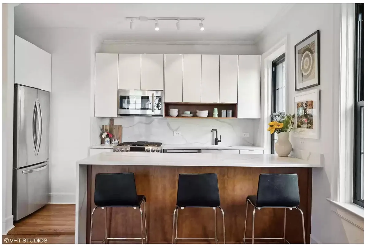 kitchen, eating counter w views of Lake Michigan, Lincoln Park & North Pond - 400 W Deming Pl #8K