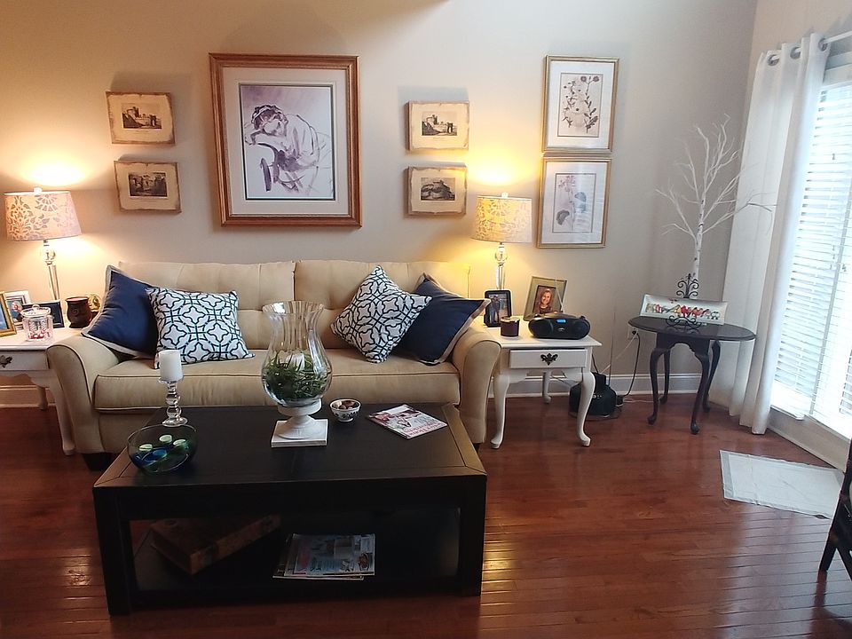 1st image of 404D Manor Dr