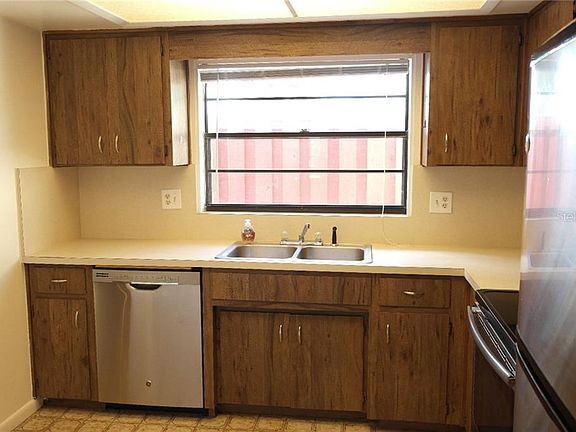 4th image of 647 Broadmoor Cir