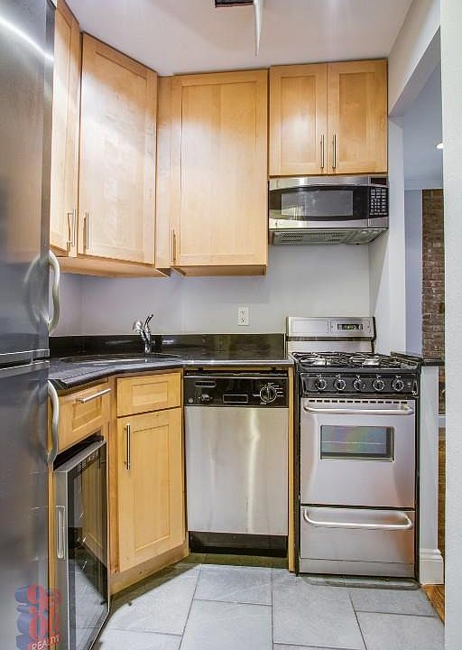 1st image of 250 E 50th St APT 1B