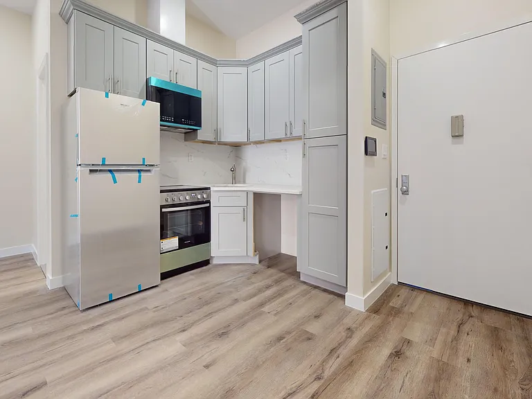 317 W 48th St #2R — Photo 3