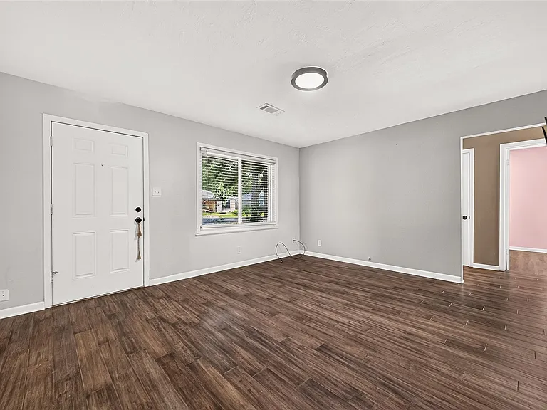 214 E Foley St — Photo 7
