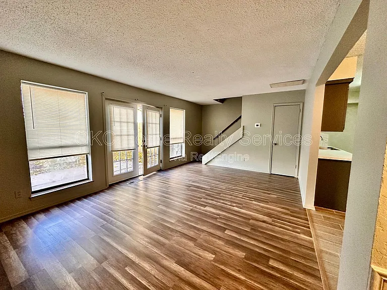 8712 Rayburn Ave — Photo 2