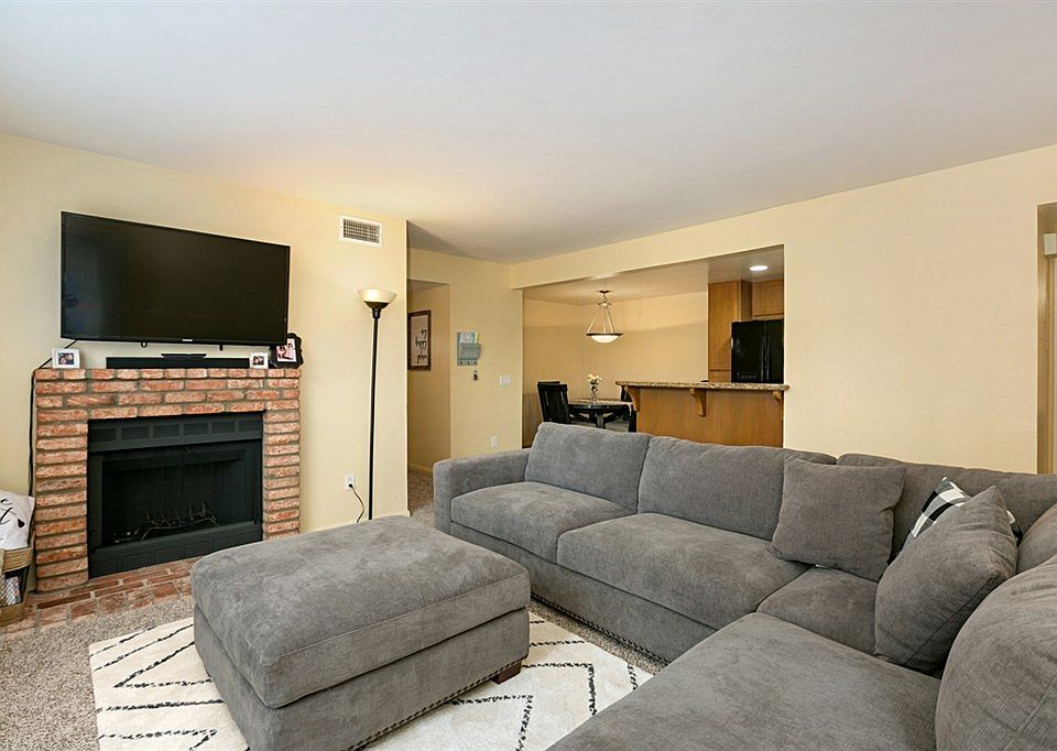 Welcome home to 505 San Pasqual Valley Road, #165, Escondido, CA 92027!