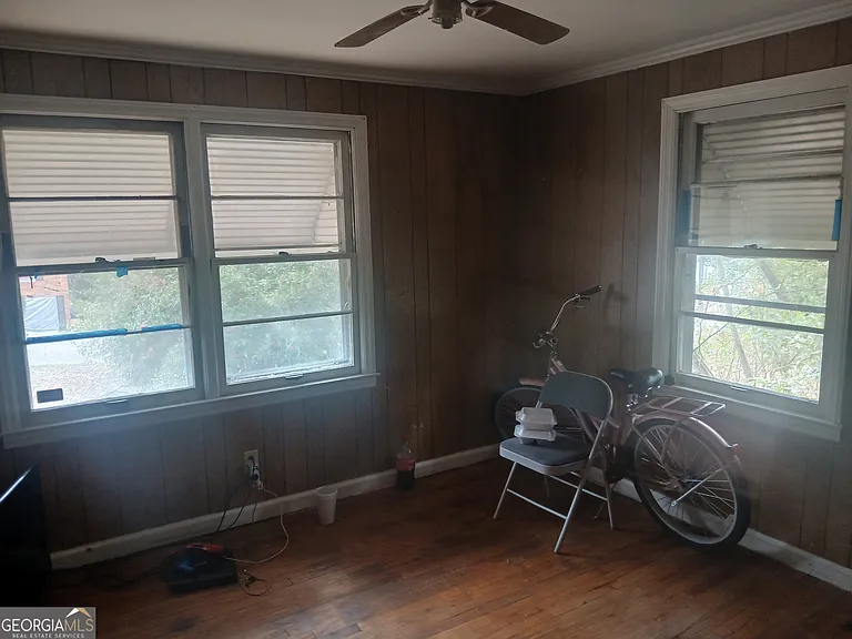 1387 Dewey St — Photo 4