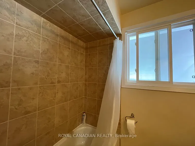 644 Athol St E #MAIN — Photo 12