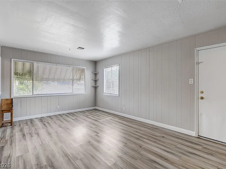 214 W Victory Rd — Photo 9