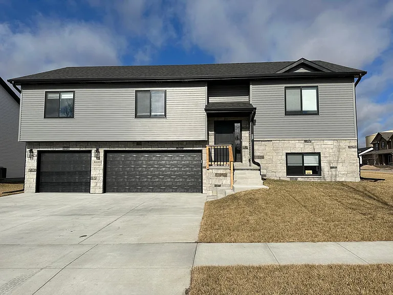 8220 Yankee Woods Dr — Photo 1