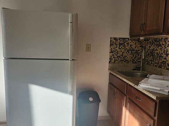 2nd image of 5909 Berwyn Rd
