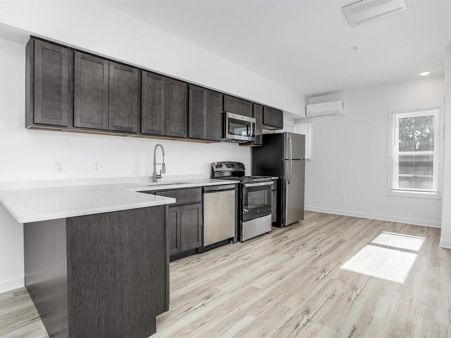 2 bed, 1.0 bath, 800 sqft, $1,700 — Photo 4