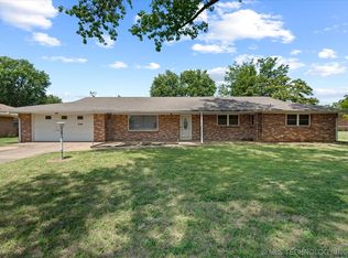 4412 Meadow Lane Pl, Bartlesville, OK 74006