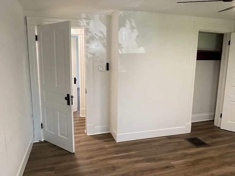 240 Robinson St — Photo 11