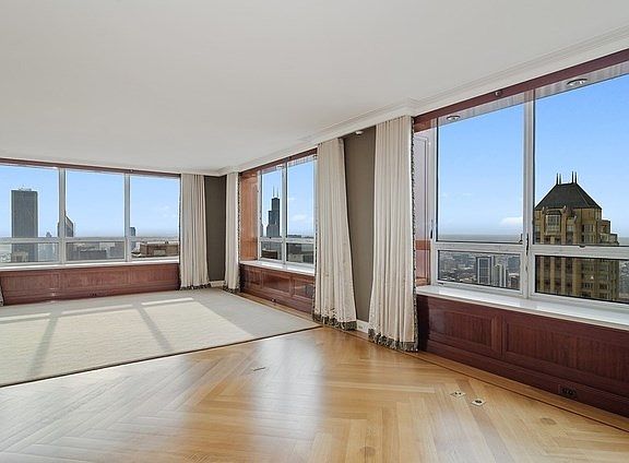 Unobstructed south, east and west views with all the iconic Chicago buildings in view