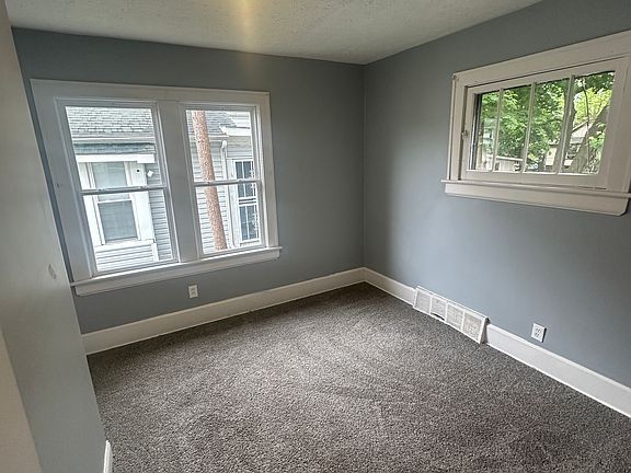 4th image of 23 W Mapledale Ave