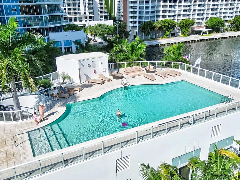 2020 N Bayshore Dr #1905 — Photo 10