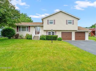 7 Village Ln W, Amsterdam, NY 12010