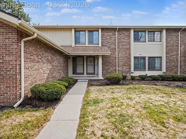 2863 Trailwood Dr, Rochester, MI 48309