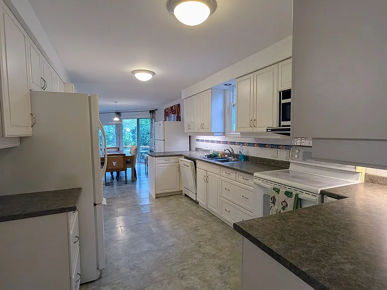 1001 Maitland St — Photo 11