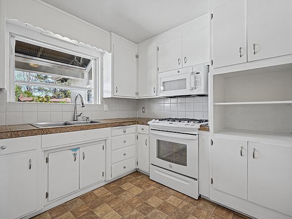 4th image of 2143 Burr Ct
