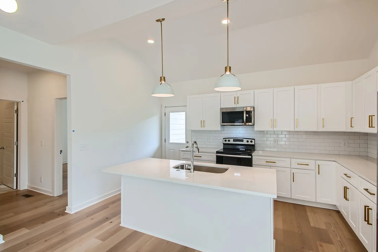 3 bed, 2.5 bath, 1924 sqft, $2,550 — Photo 3