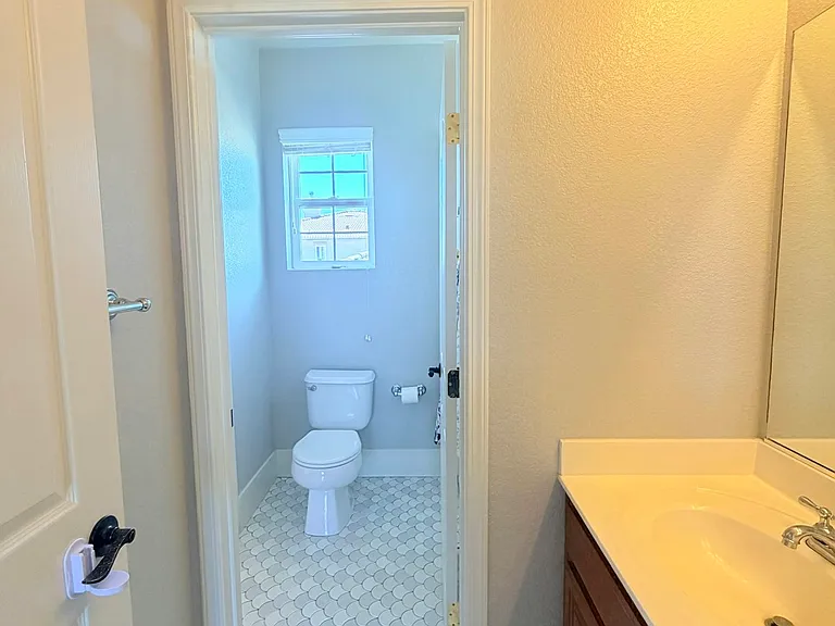 850 Monterey Ct — Photo 27