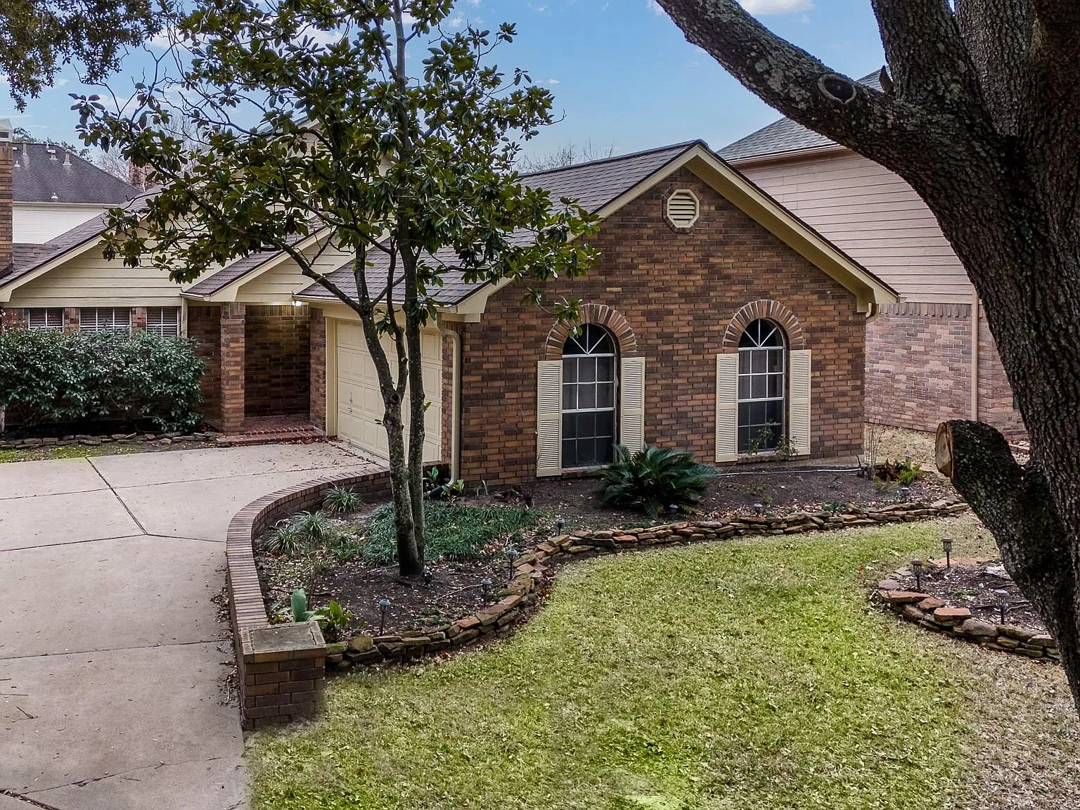 3 bed, 2.0 bath, 1899 sqft, $2,200 — Photo 2
