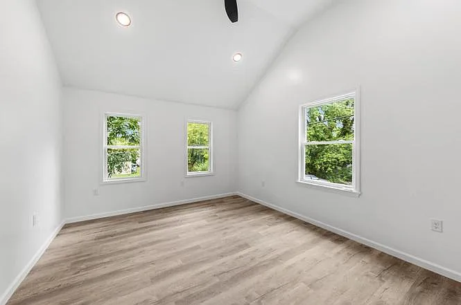 700 Moores Ave — Photo 5