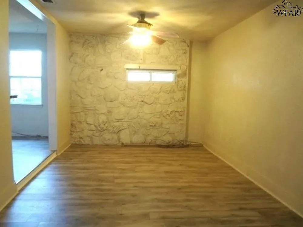 3 bed, 1.0 bath, 1269 sqft, $1,325 — Photo 2