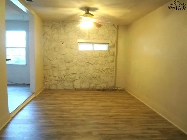 1616 Longview St — Photo 2