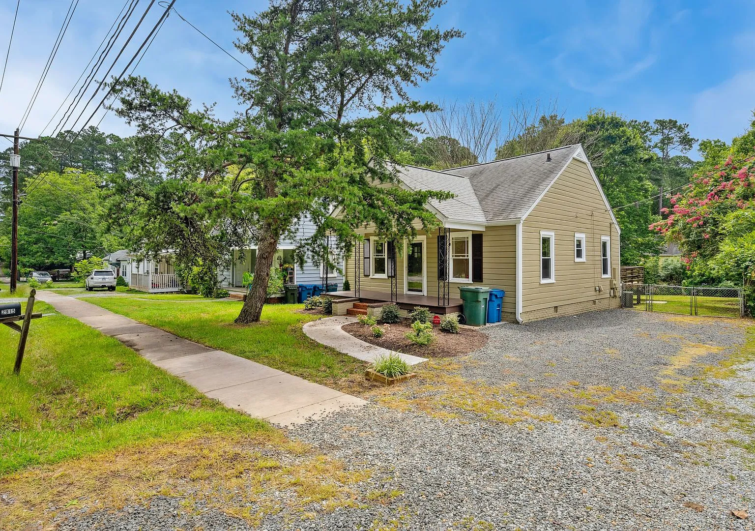 Charming 2 Bedroom 1 Bath Home With Home Office and Massive Fenced in Yard!! — Photo 1