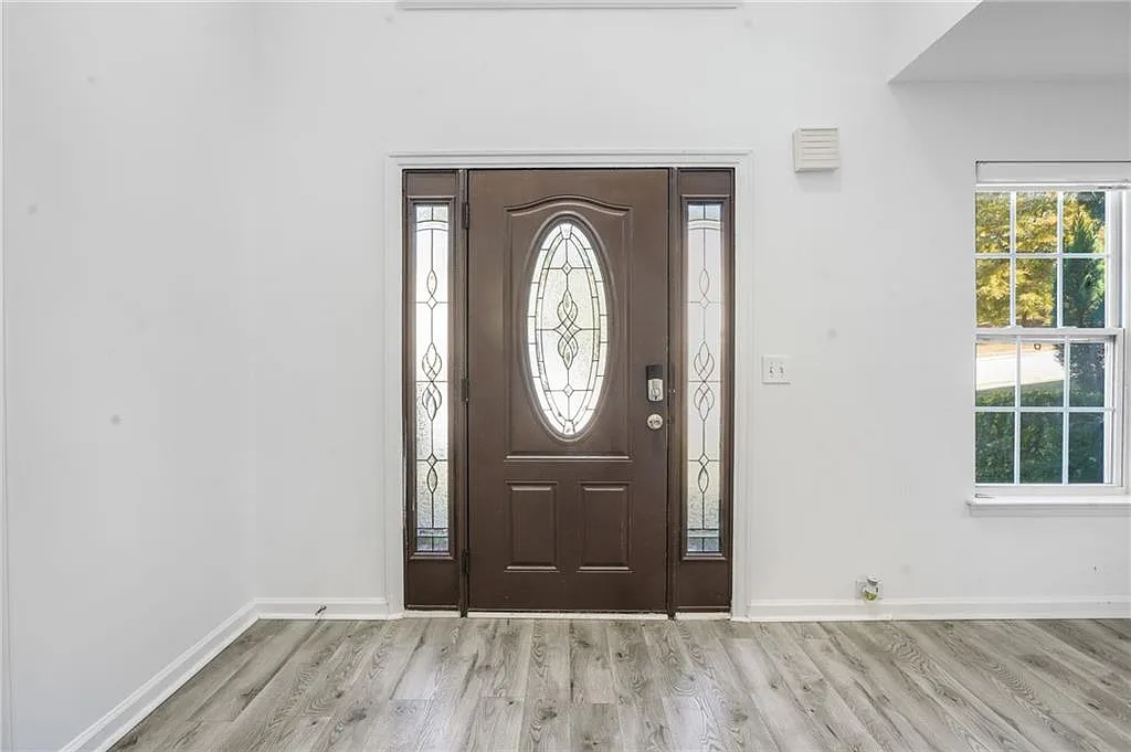 6 bed, 3.0 bath, 3440 sqft, $3,400 — Photo 2