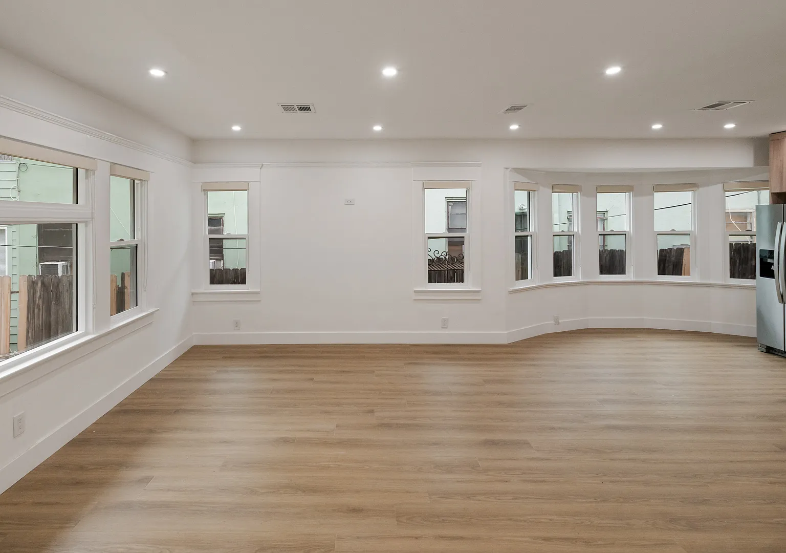 3 bed, 1300 sqft, $4,195 — Photo 4