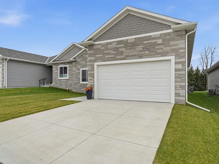 8600 50th Ct — Photo 4