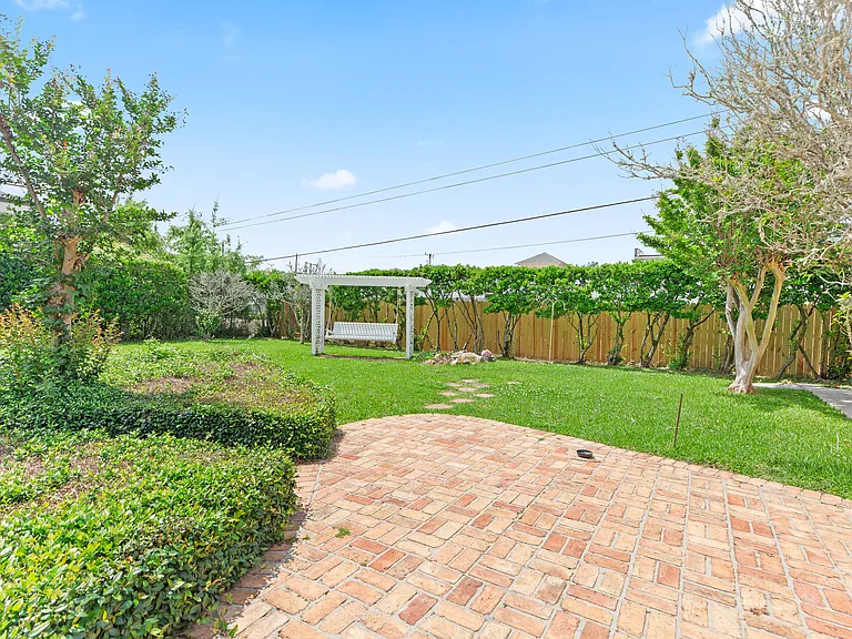 504 Alonda Dr — Photo 24