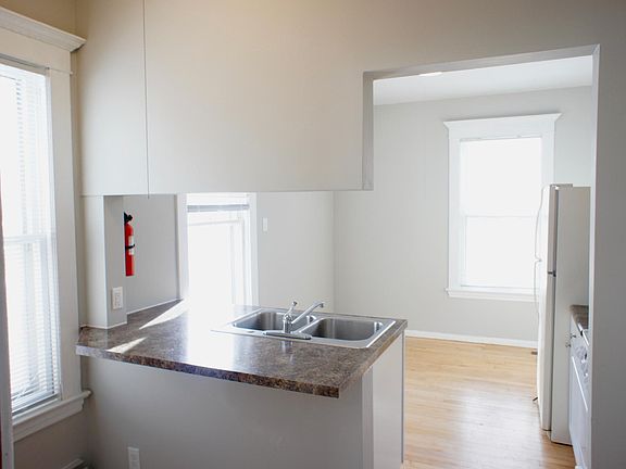 4th image of 960 27th Ave NE APT 2