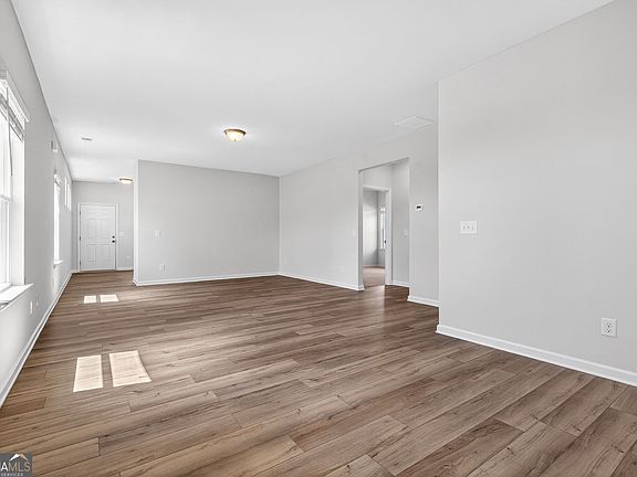 4th image of 461 Fair Oak Ln