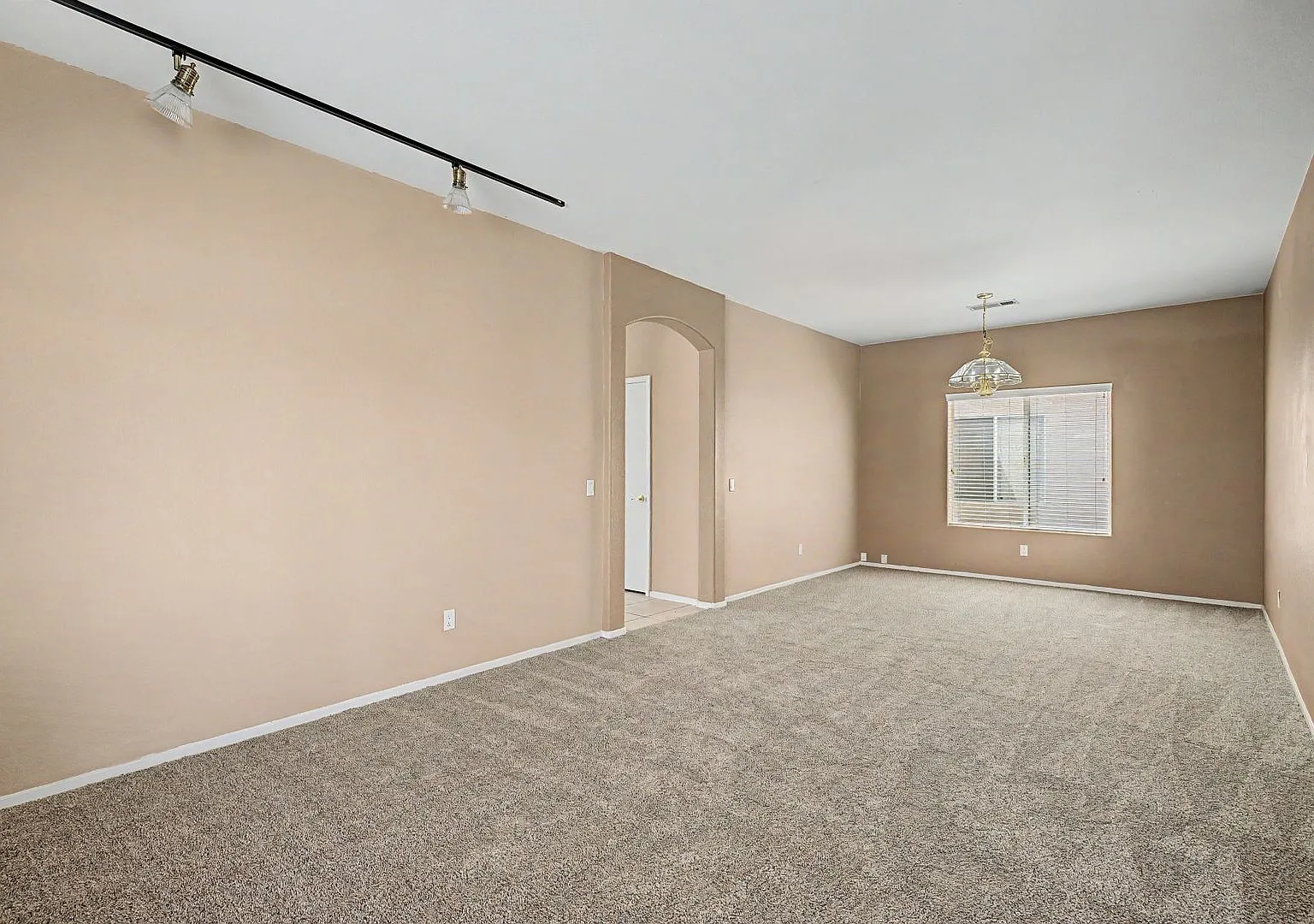 4-bedroom home with a pool in cul de sac! — Photo 4