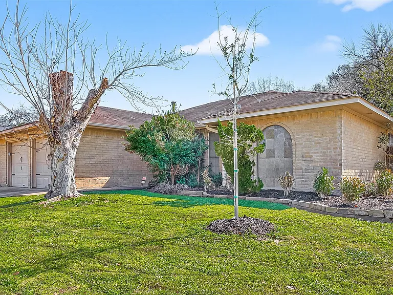 927 Comstock Springs Dr — Photo 1