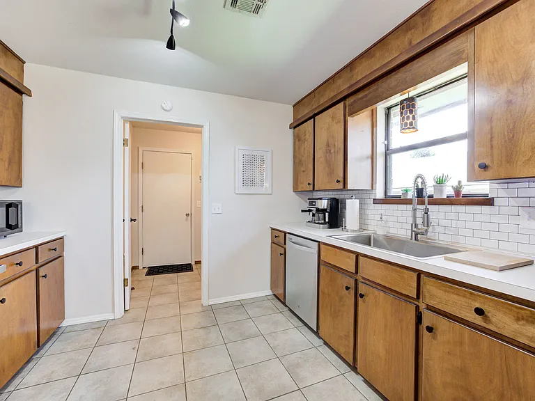2109 S August St — Photo 18