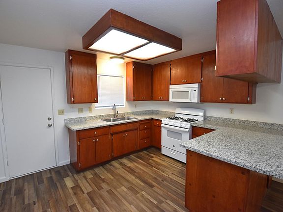 3rd image of 640 Cummins Way APT B