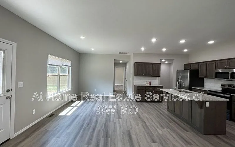 3 bed, 2.0 bath, 1440 sqft, $1,825 — Photo 2