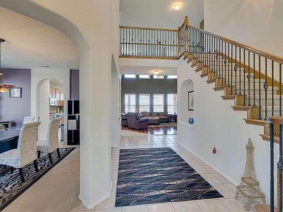 Very spacious enttry and high ceilings.