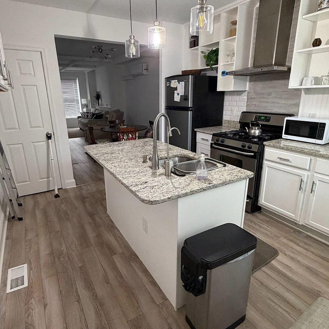 2 bed, 2.0 bath, 1008 sqft, $2,500 — Photo 3