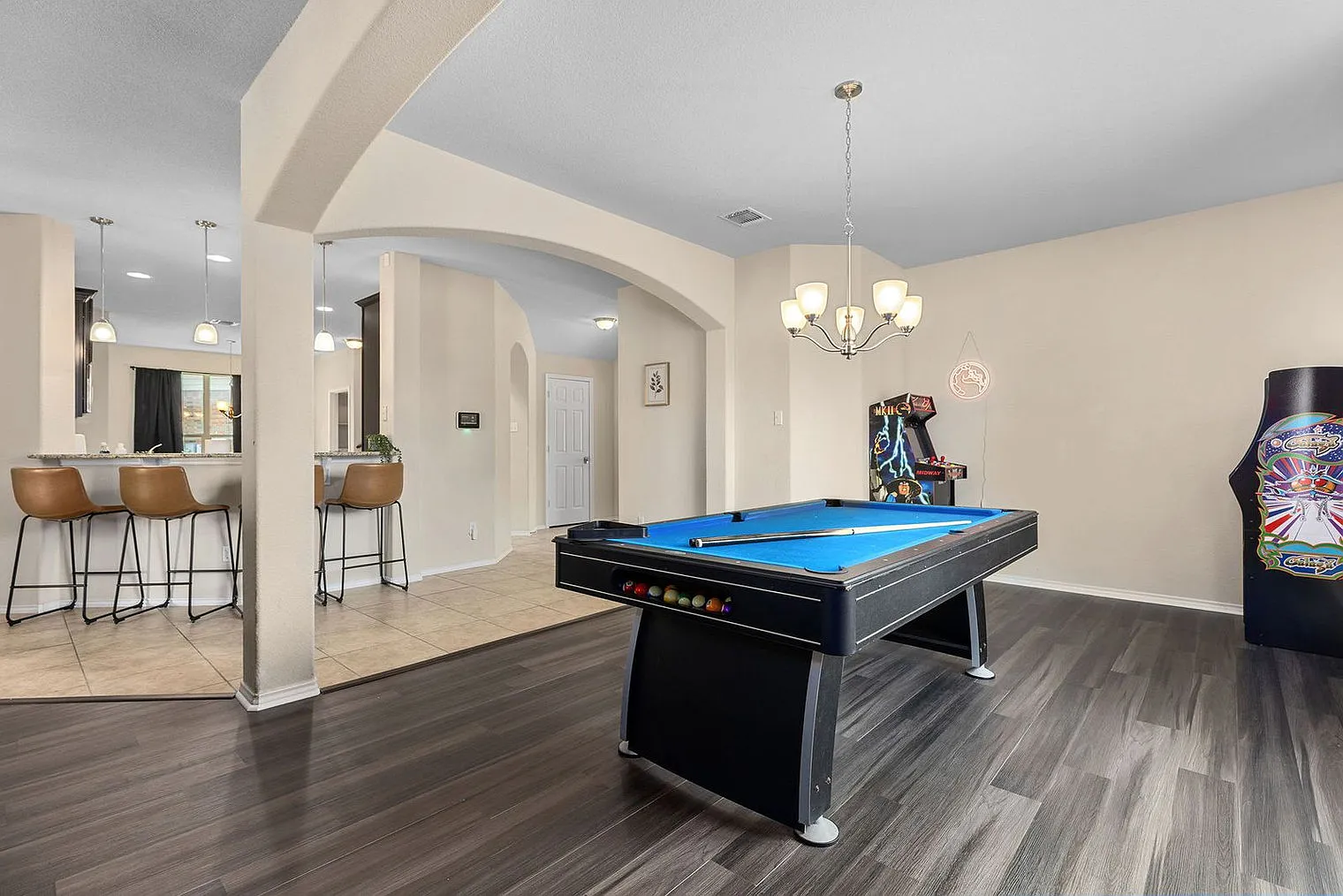 4 bed, 3.0 bath, 3013 sqft, $7,824 — Photo 4
