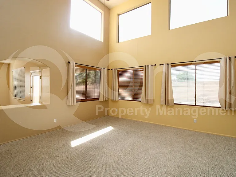 226 E Clairidge Dr — Photo 3