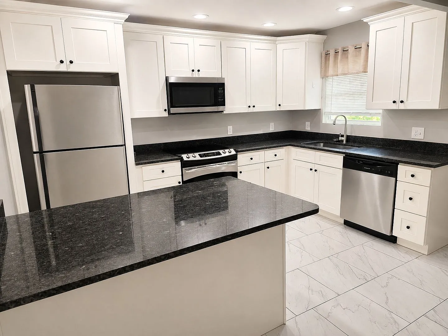3 bed, 2.0 bath, 2037 sqft, $1,895 — Photo 1